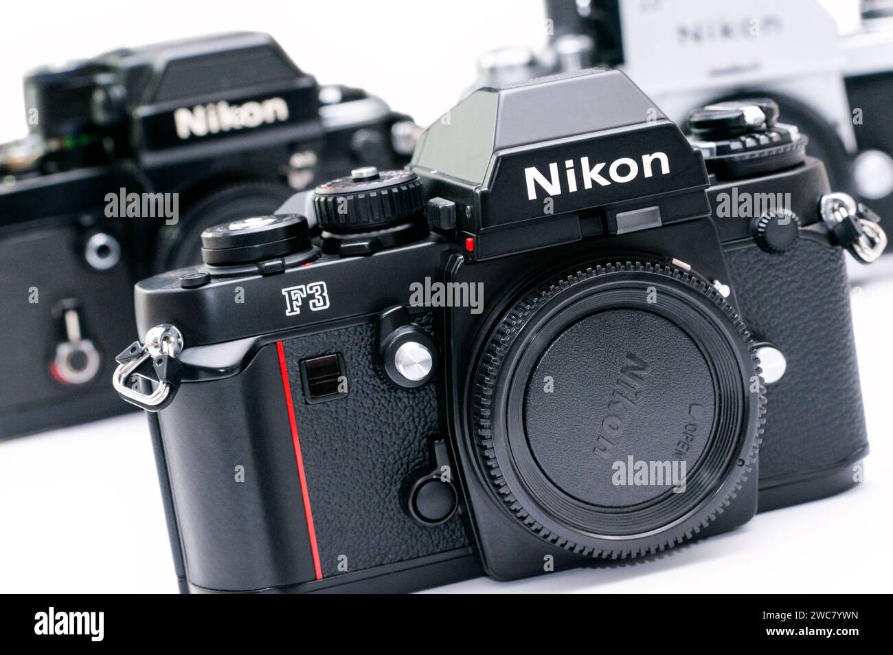 L'iconica fotocamera Nikon F3 affiancata da Nikon F e F2 Classics, un tributo all'eredità duratura dell'evoluzione della fotocamera Nikon . Foto Stock