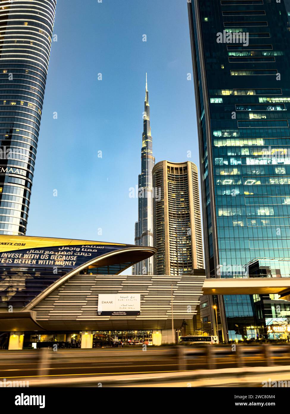Una vista del Burj Khalifa da Sheikh Zayed Road a Dubai Foto Stock