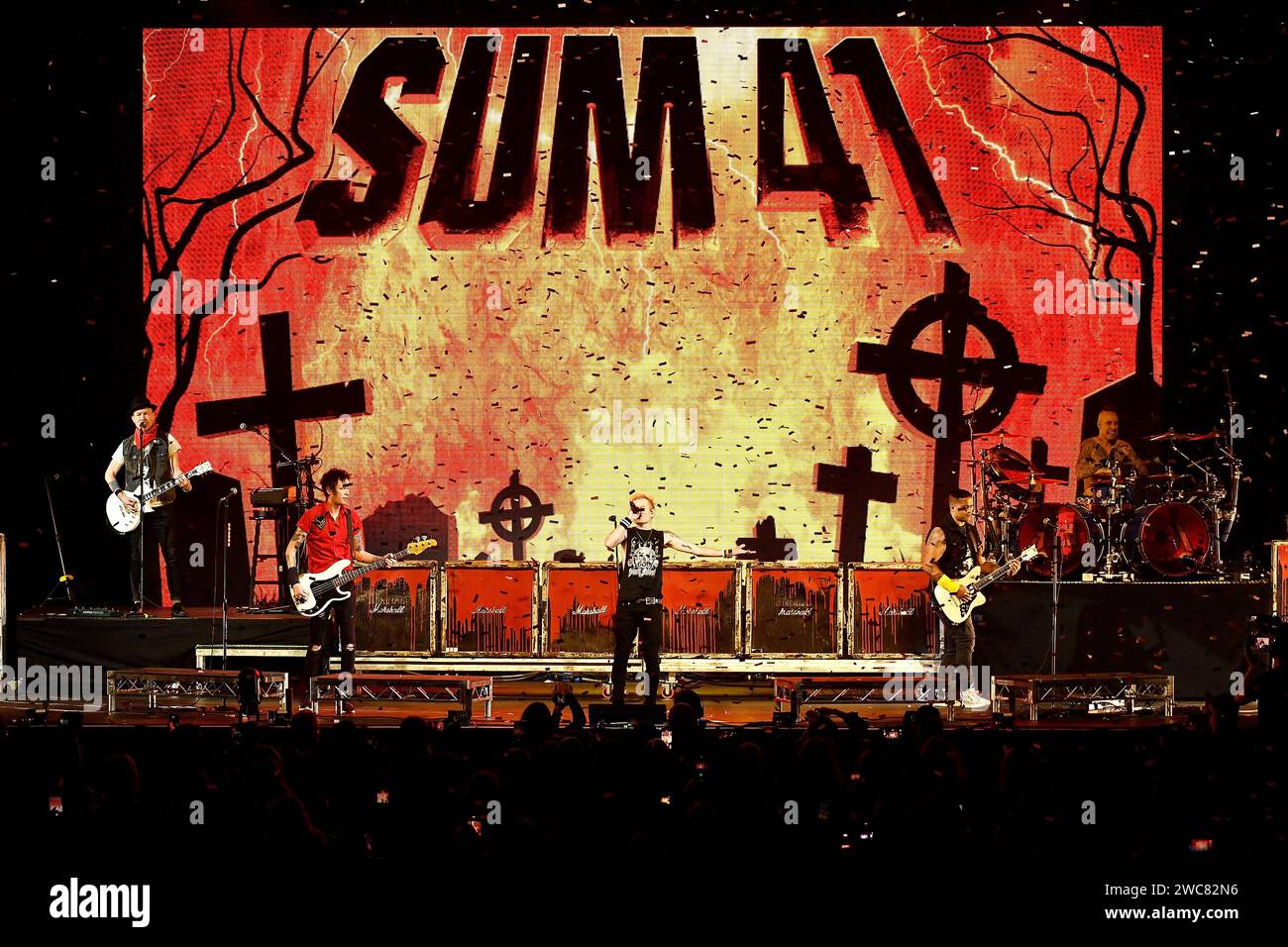 Anaheim, USA. 14 gennaio 2024. Sum 41 - Tom Thacker, Jason McCaslin, Deryck Whibley, Frank Zummo e Dave Bakshof si esibiscono sul palco dell'alter EGO iHeartRadio del 2024 all'Honda Center il 13 gennaio 2024 ad Anaheim, California. Foto: C Flanigan/imageSPACE/Sipa USA credito: SIPA USA/Alamy Live News Foto Stock