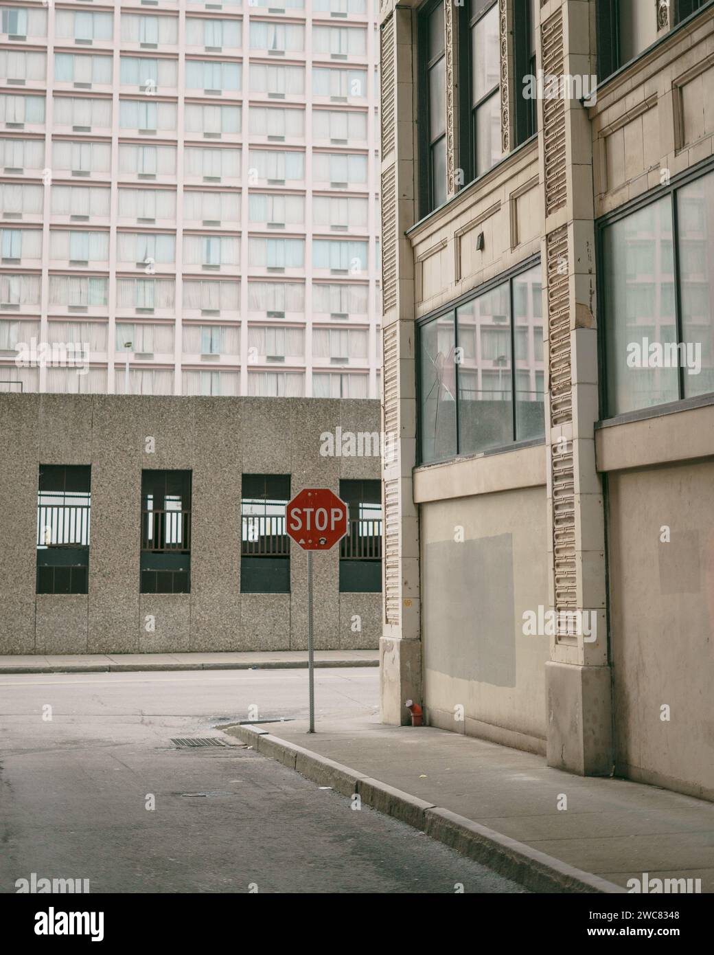 Segnale di stop in un vicolo stretto, Rochester, New York Foto Stock