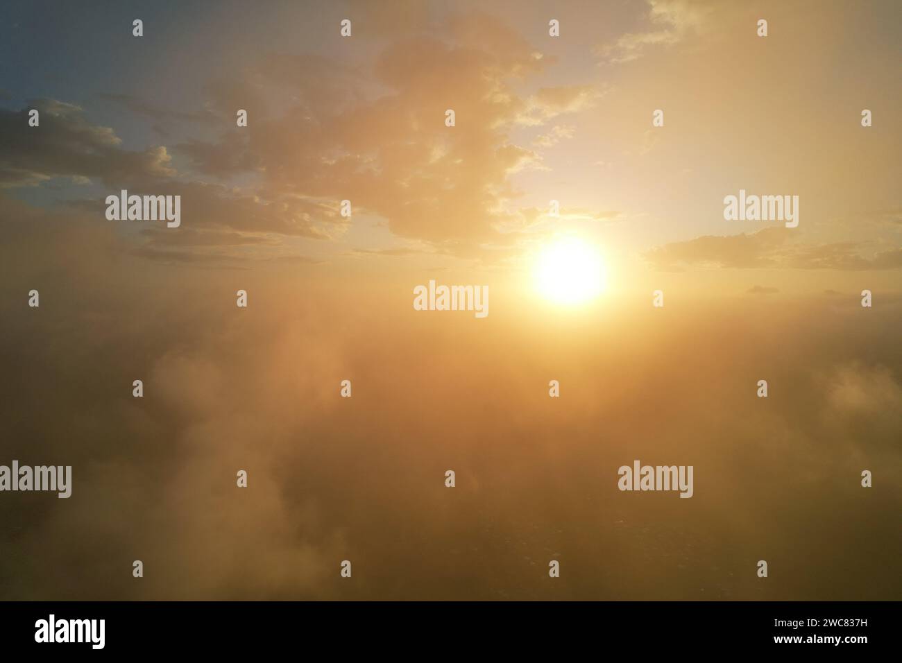 Il sole splende attraverso nuvole nebbiose vista aerea droni sfondo Foto Stock