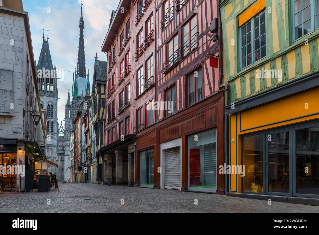 Accogliente strada medievale con tipiche case in legno e cattedrale gotica nella città vecchia di Rouen, Normandia, Francia. Architettura e punti di riferimento di Foto Stock