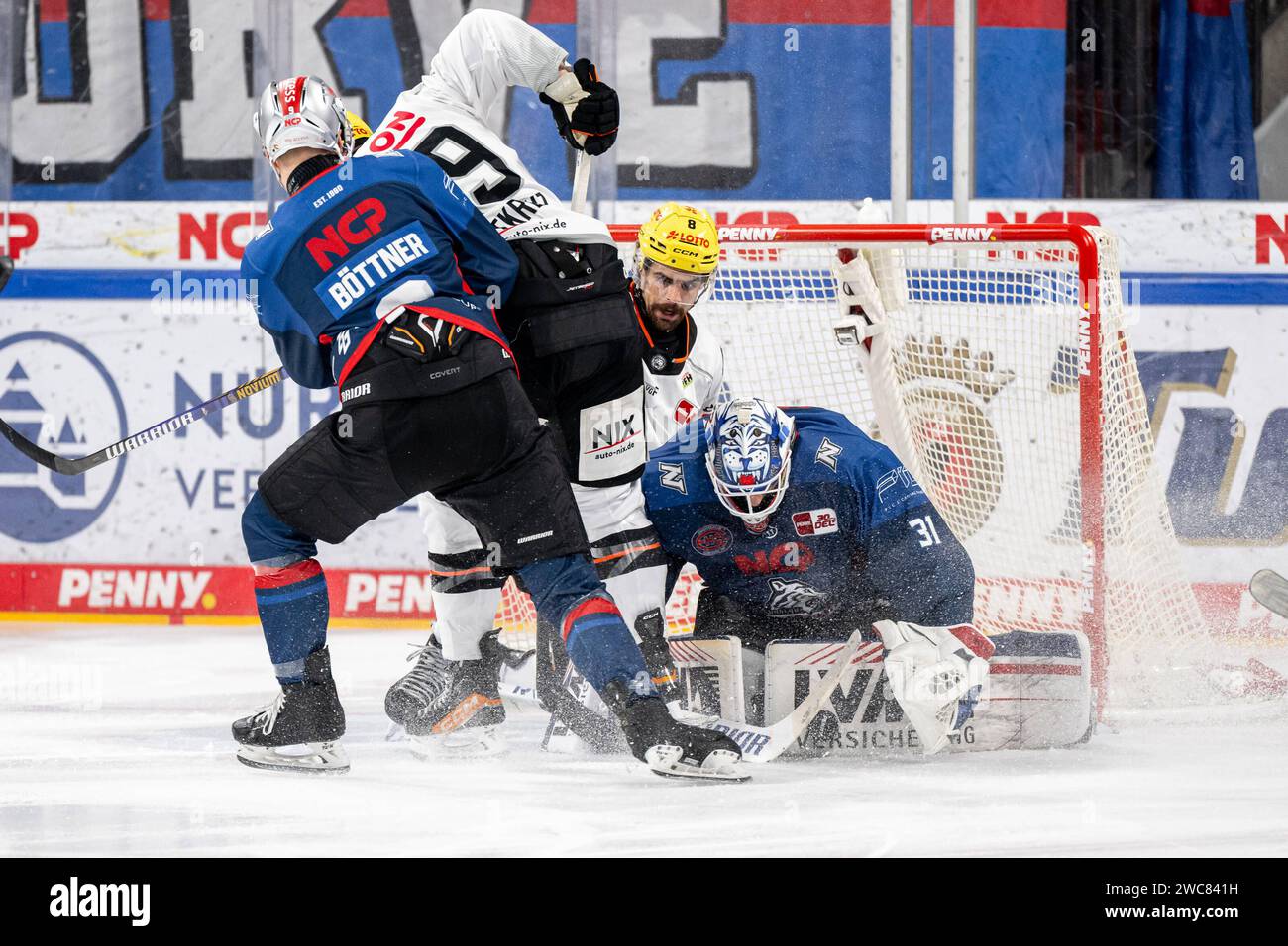 14.01.2024 --- Eishockey --- Saison 2023 2024 --- Penny DEL --- Nürnberg Ice Tigers Icetigers - Löwen Frankfurt -- foto: Sport-/Pressefoto Wolfgang Zink / ThHa --- xthxhax -- Justus Böttner Boettner 9, Nürnberg Ice Tigers, Nuernberg Ice Tigers Niklas Treutle 31, Nürnberg Ice Tigers, Nuernberg Ice Tigers Nürnberg Ice Tigers Icetigers - Löwen Frankfurt *** 14 01 2024 Ice Hockey Season 2023 2024 Penny DEL Norimberga Ice Tigers Icetigers Löwen Frankfurt Photo Sport Pressefoto Wolfgang Zink ThHa xthxhax Justus Böttner Boettner 9, Norimberga Ice Tigers, Nuernberg Ice Tigers Niklas Treutle 31, Nure Foto Stock