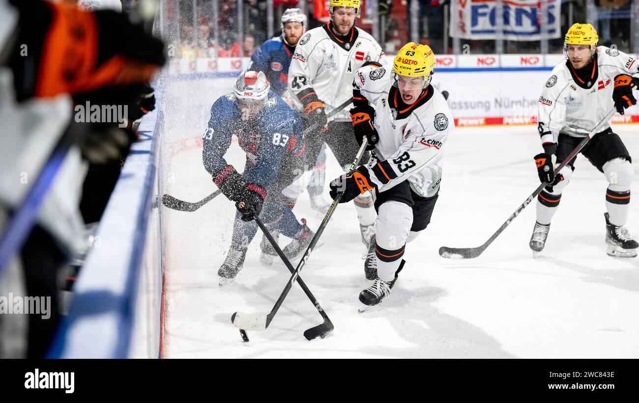 14.01.2024 --- Eishockey --- Saison 2023 2024 --- Penny DEL --- Nürnberg Ice Tigers Icetigers - Löwen Frankfurt -- foto: Sport-/Pressefoto Wolfgang Zink / ThHa --- xthxhax -- Philipp Mass 83, Nürnberg Ice Tigers, Nuernberg Ice Tigers Kevin Bicker 83, Löwen Frankfurt, Loewen Frankfurt Nürnberg Ice Tigers Icetigers - Löwen Frankfurt *** 14 01 2024 Ice Hockey Season 2023 2024 Penny DEL Norimberga Ice Tigers Icetigers Löwen Frankfurt Photo Sport Pressefoto Wolfgang Zink ThHa xthxhax Philipp Mass 83, Norimberga Ice Tigers, Nuernberg Ice Tigers Kevin Bicker 83, Löwen Frankfurt, Loewen Frankfurt Nu Foto Stock