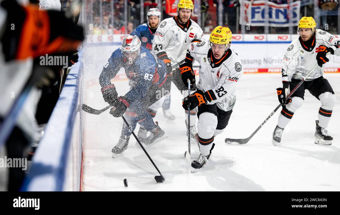 14.01.2024 --- Eishockey --- Saison 2023 2024 --- Penny DEL --- Nürnberg Ice Tigers Icetigers - Löwen Frankfurt -- foto: Sport-/Pressefoto Wolfgang Zink / ThHa --- xthxhax -- Philipp Mass 83, Nürnberg Ice Tigers, Nuernberg Ice Tigers Kevin Bicker 83, Löwen Frankfurt, Loewen Frankfurt Nürnberg Ice Tigers Icetigers - Löwen Frankfurt *** 14 01 2024 Ice Hockey Season 2023 2024 Penny DEL Norimberga Ice Tigers Icetigers Löwen Frankfurt Photo Sport Pressefoto Wolfgang Zink ThHa xthxhax Philipp Mass 83, Norimberga Ice Tigers, Nuernberg Ice Tigers Kevin Bicker 83, Löwen Frankfurt, Loewen Frankfurt Nu Foto Stock