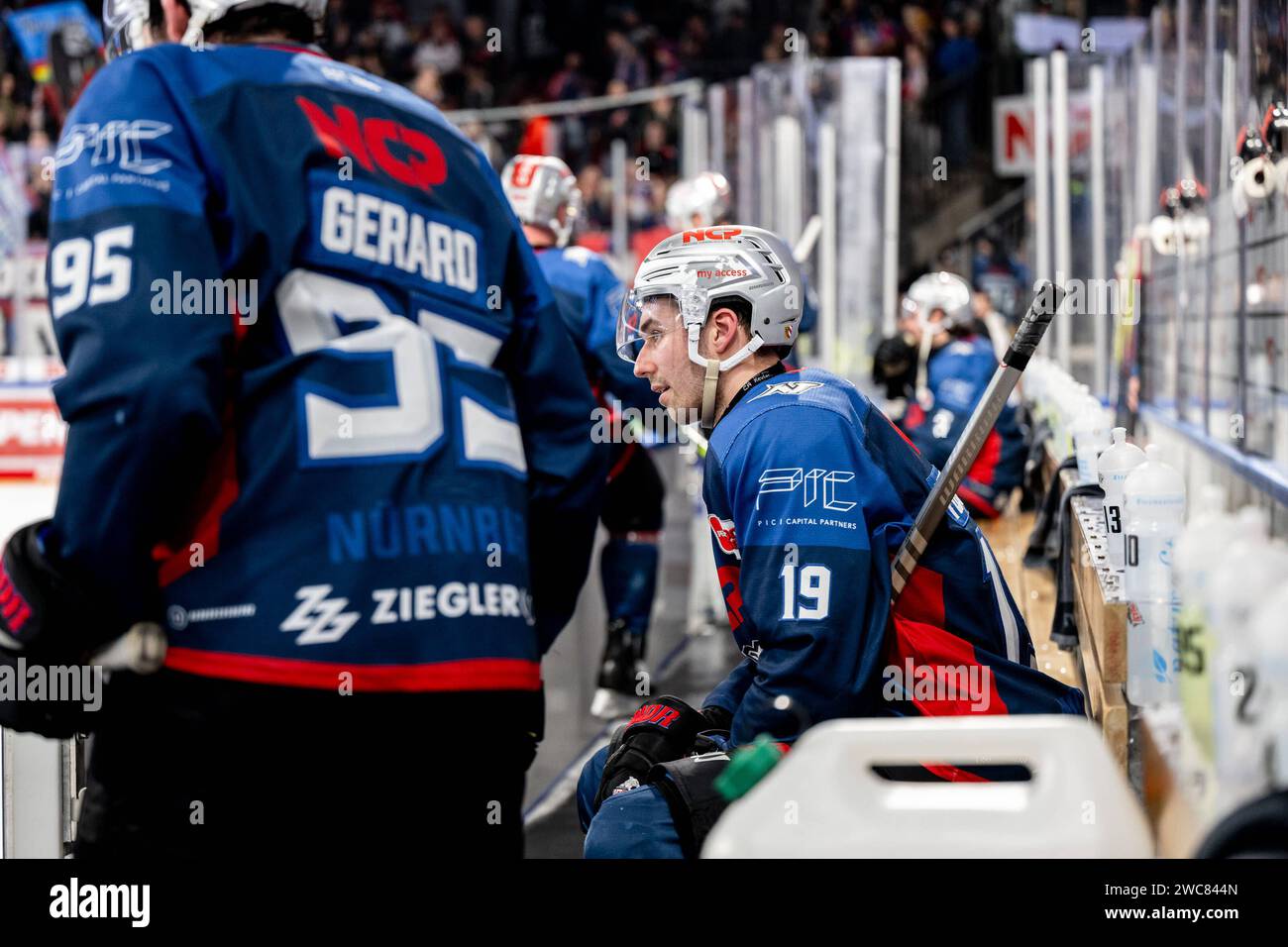 14.01.2024 --- Eishockey --- Saison 2023 2024 --- Penny DEL --- Nürnberg Ice Tigers Icetigers - Löwen Frankfurt -- foto: Sport-/Pressefoto Wolfgang Zink / ThHa --- xthxhax -- Tim Fleischer 19, Nürnberg Ice Tigers, Nuernberg Ice Tigers traurig, enttäuscht, Nach Spielende Nürnberg Ice Tigers Icetigers - Löwen Frankfurt *** 14 01 2024 Ice Hockey Season 2023 2024 Penny DEL Norimberga Ice Tigers Icetigers Löwen Frankfurt Photo Sport Pressefoto Wolfgang Zink ThHa xthxhax Tim Fleischer 19, Norimberga Ice Tigers, Nuernberg Ice Tigers triste, deluso, dopo la fine della partita Nuremberg Ice Tigers i Foto Stock