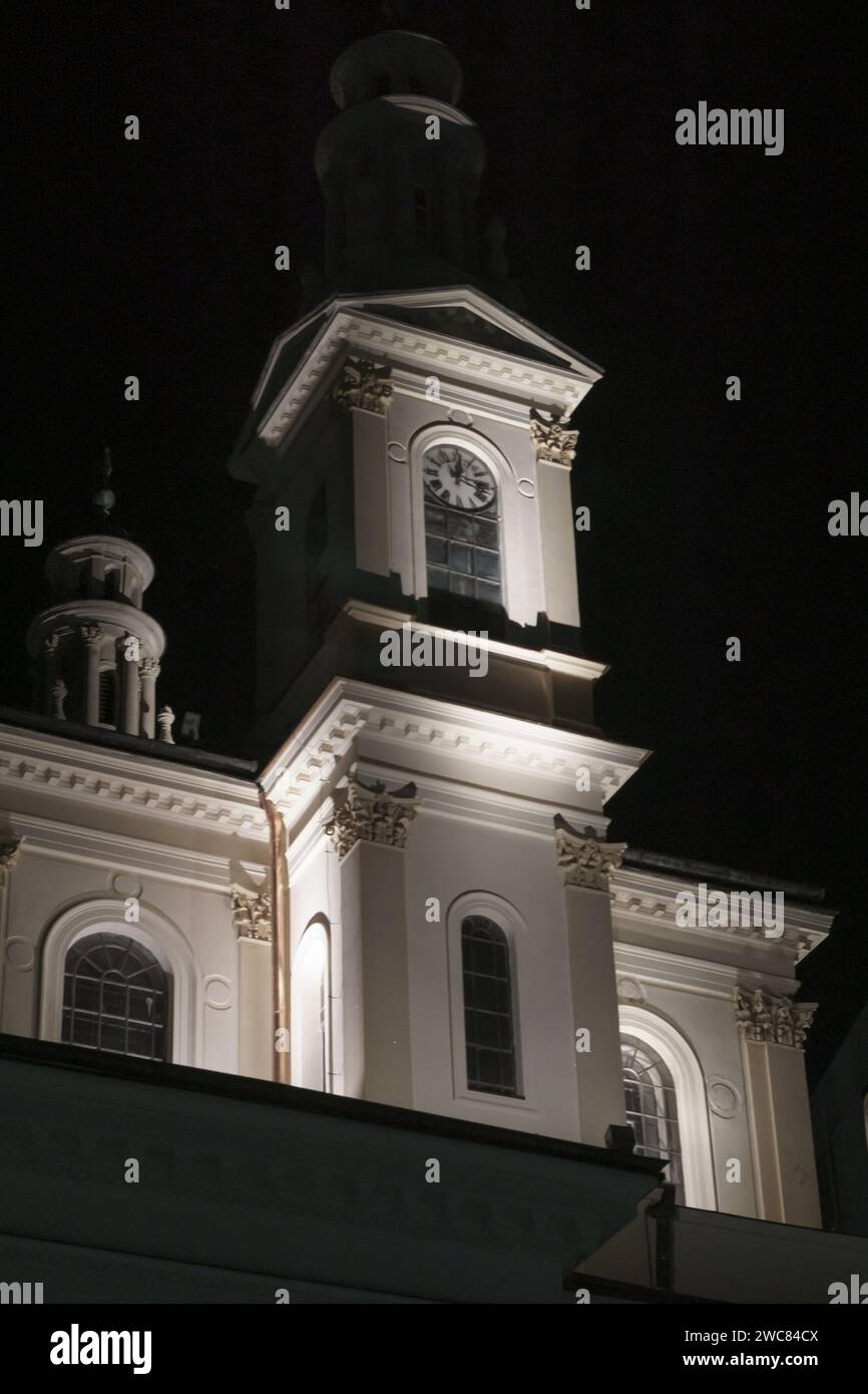 Vecchia chiesa classica a Varsavia, Polonia, sparata di notte Foto Stock