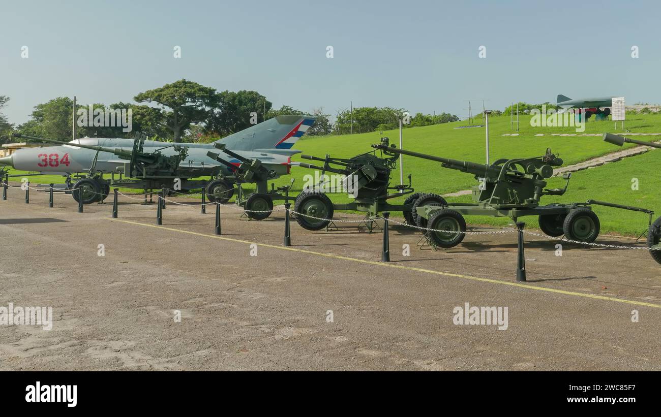 cannoni d'artiglieria e armi militari a l'avana Foto Stock