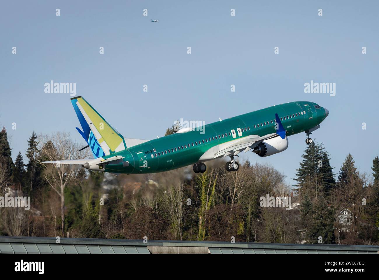 Renton, Washington, USA. 14 gennaio 2024. Un 737 MAX 8 United Airlines in produzione decolla con un volo di prova all'aeroporto municipale di Renton. La Federal Aviation Administration degli Stati Uniti ha annunciato una maggiore supervisione della produzione e della produzione di Boeing a seguito di un incidente su un Boeing Model 737-9 MAX in cui l'aeromobile ha perso una spina della porta passeggeri durante il volo. Credito: Paul Christian Gordon/Alamy Live News Foto Stock