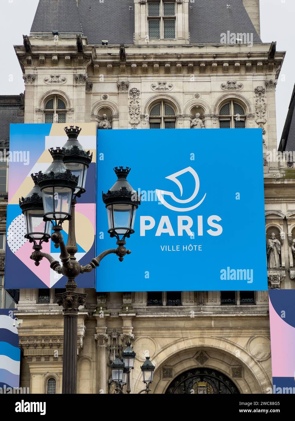 Logo dei Giochi Olimpici di Parigi 2024 sul municipio Hotel de Ville di Parigi, Francia Foto Stock
