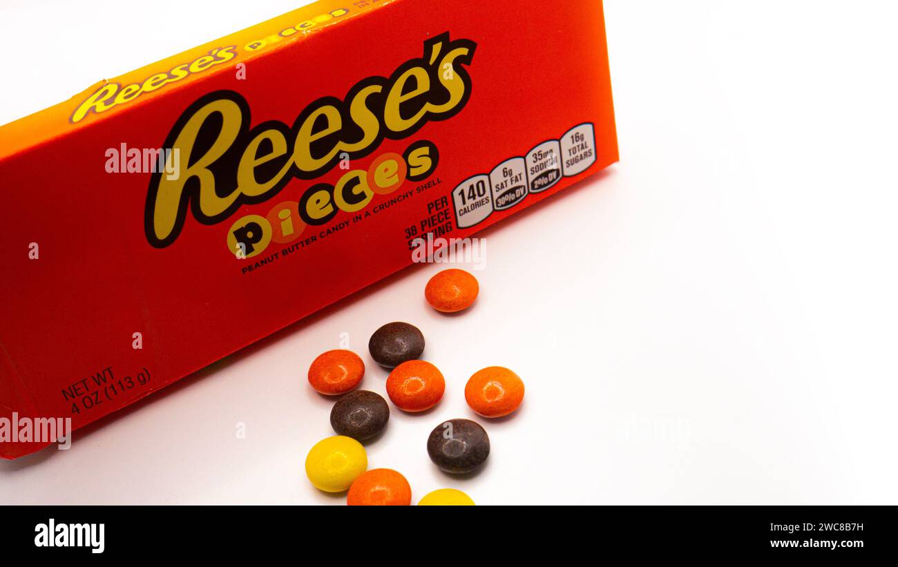 La scatola di caramelle di Reese isolata su uno sfondo bianco Foto Stock