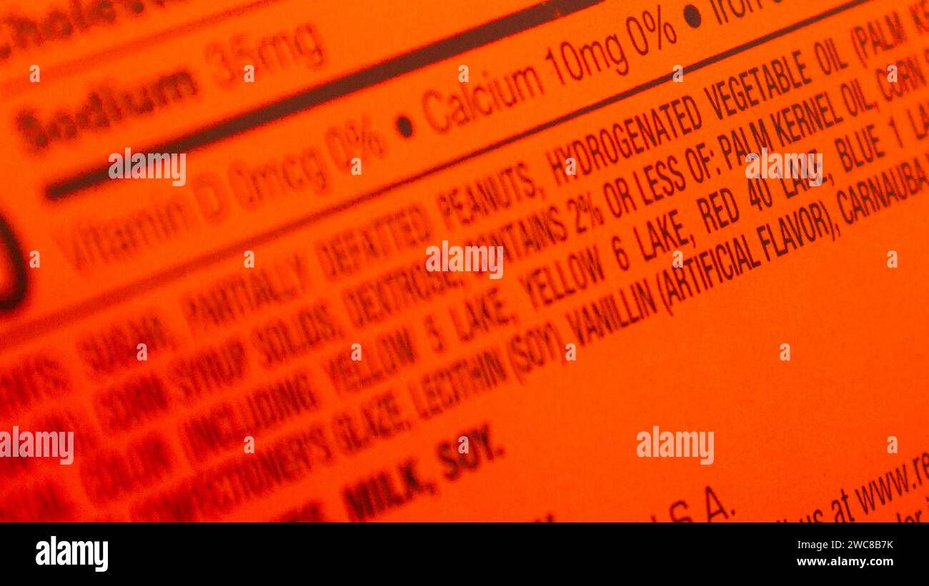 Elenco degli ingredienti su una scatola di caramelle, tra cui coloranti alimentari, colori artificiali, sapori artificiali e oli vegetali Foto Stock