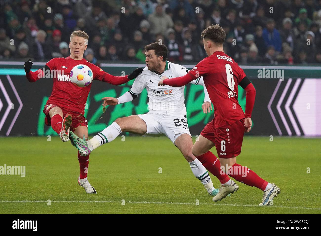 Fussball, 1.BL Saison 2023/2024, Borussia Mönchengladbach -VFB Stuttgart, 14.01.2024, Stadion am Borussia Park Mönchengladbach Chris Führich, VfB Stuttgart, Joseph Michael Scally, Angelo Stiller, VfB StuttgartVFB Stuttgart, le normative DFL di Fotocopyright Gladys Chai von der Laage vietano l'uso di fotografie come sequenze di immagini e/o quasi-video. Foto Stock