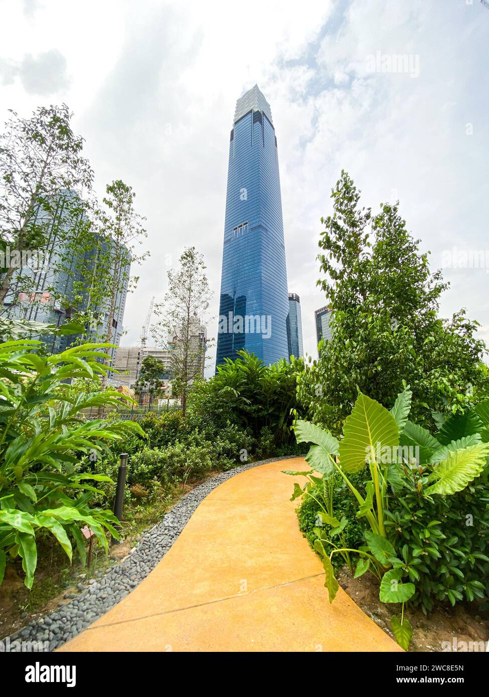 Vista frontale della torre Exchange TRX con sfondo ad albero e cielo blu. Foto Stock