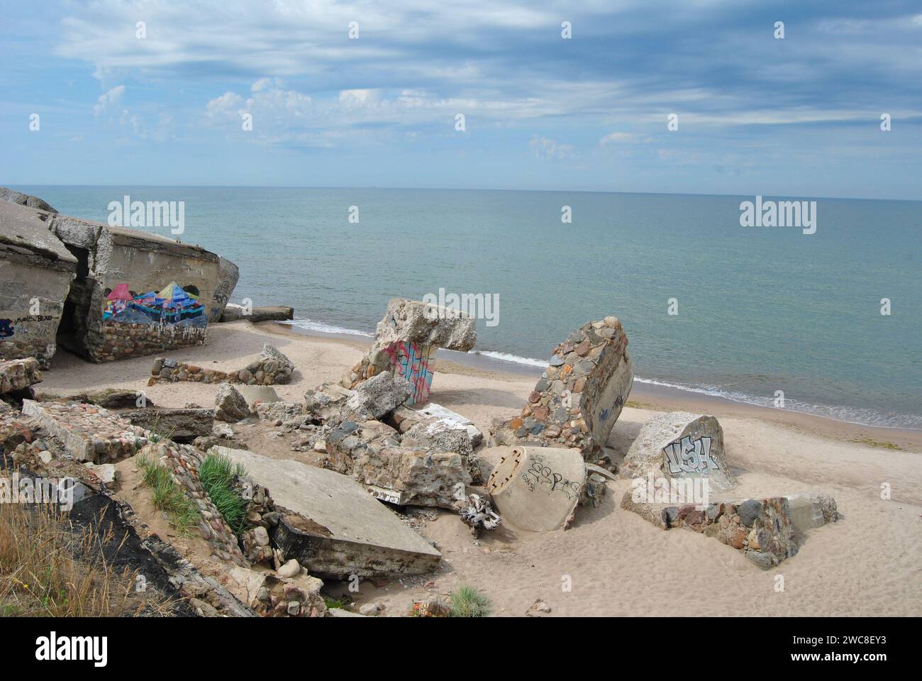 Macerie dei forti settentrionali di Liepaja sul Mar Baltico in Lettonia con graffit Foto Stock