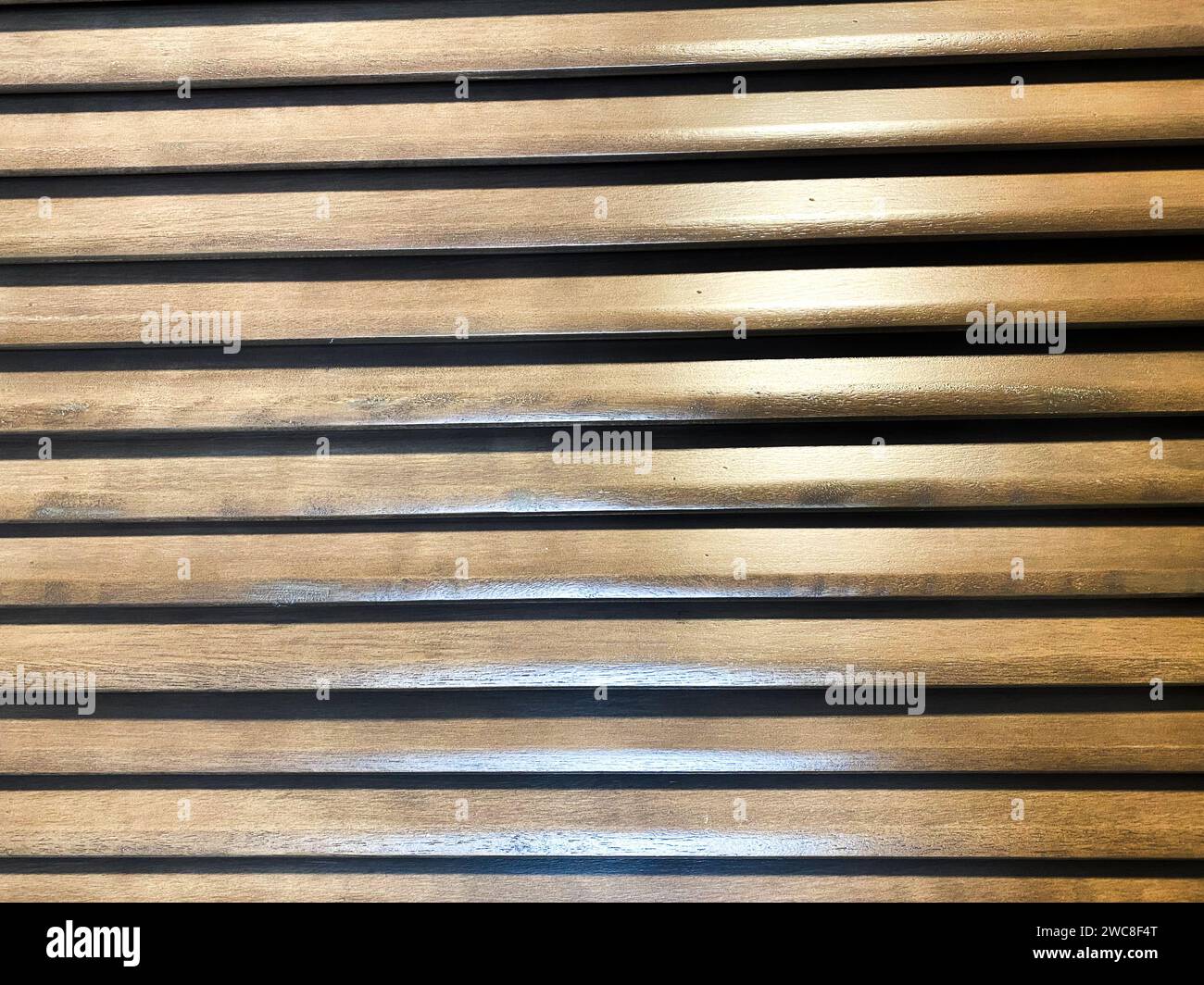 Pannelli orizzontali in legno che creano un senso di spazio e apertura nel layout di progettazione. Foto Stock