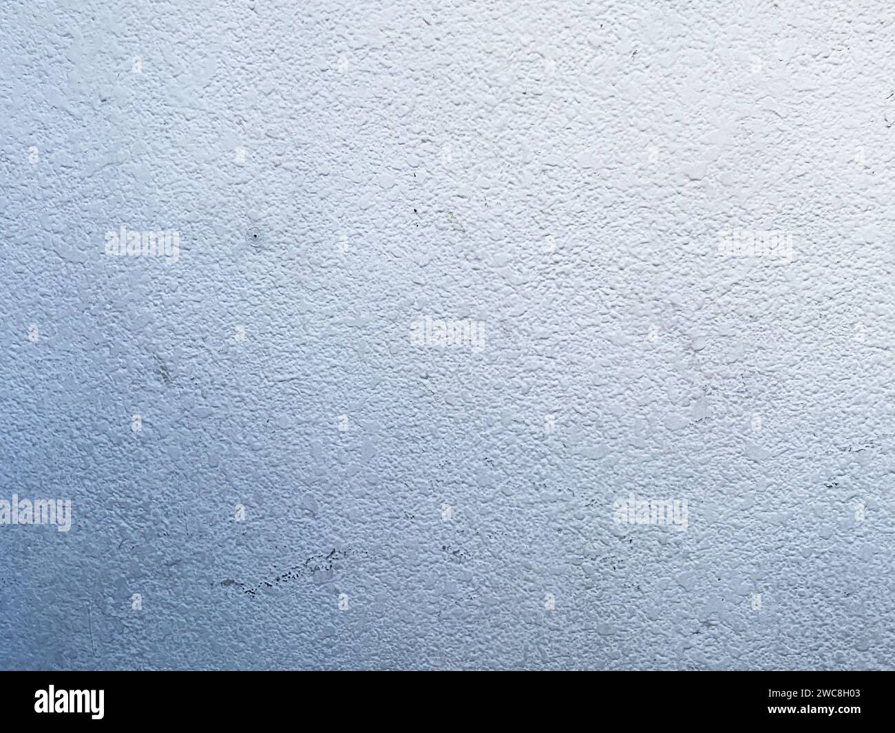 Una struttura in cemento, luminosa e isolata, con un effetto increspato, che crea interesse visivo. Foto Stock