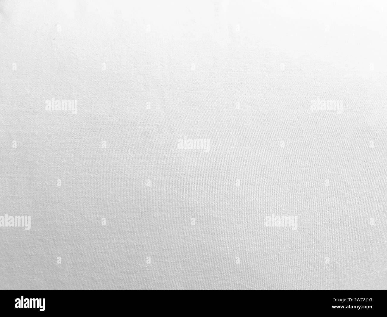Uno sfondo in tessuto bianco immacolato che mostra la lussuosa texture della seta, crea un'atmosfera astratta e morbida, perfetta per un design di alto livello. Foto Stock