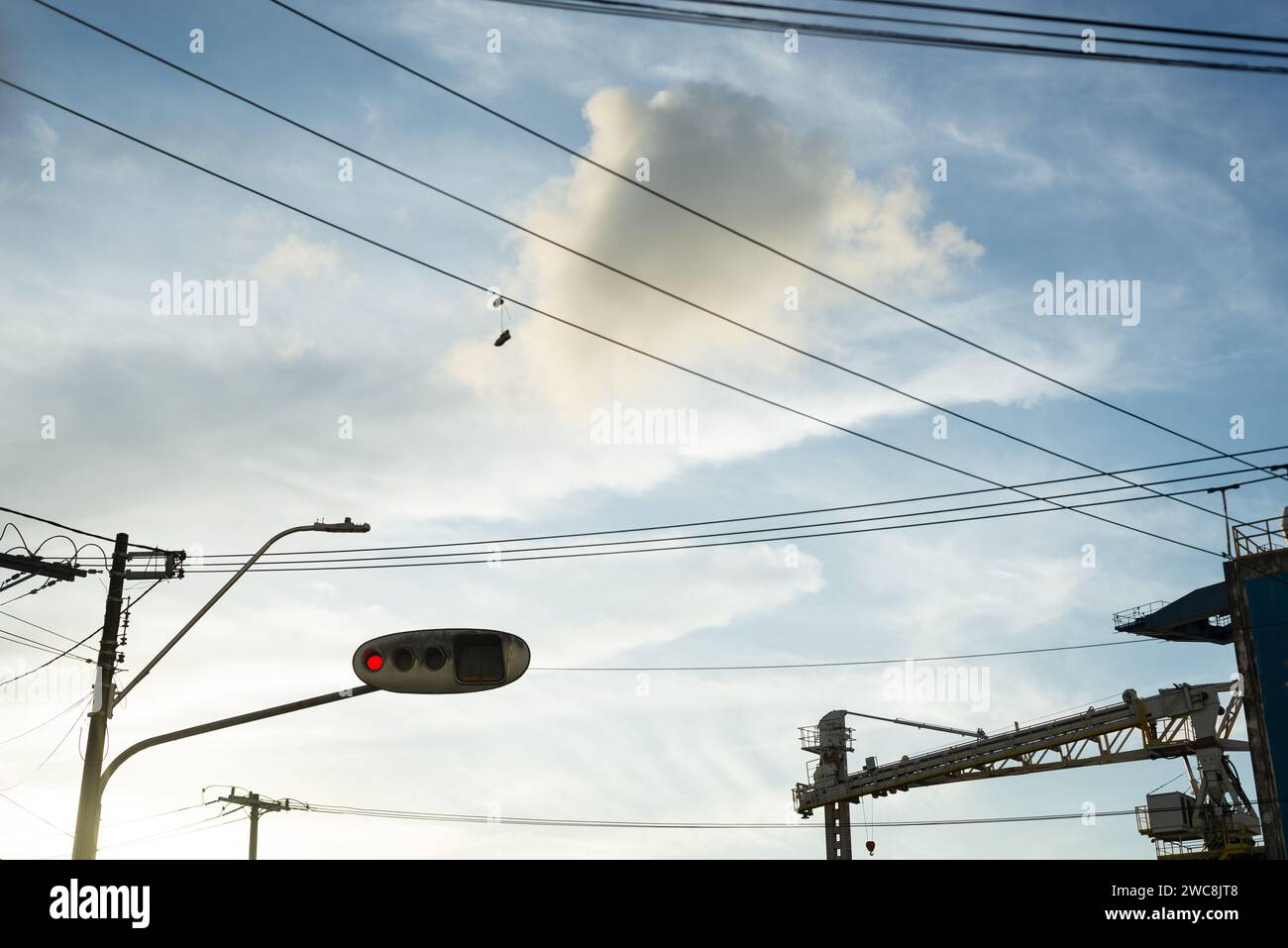 Salvador, Bahia, Brasile - 23 gennaio 2022: Sagoma di un palo elettrico contro il cielo blu nella città di Sslvador, Bahia. Foto Stock