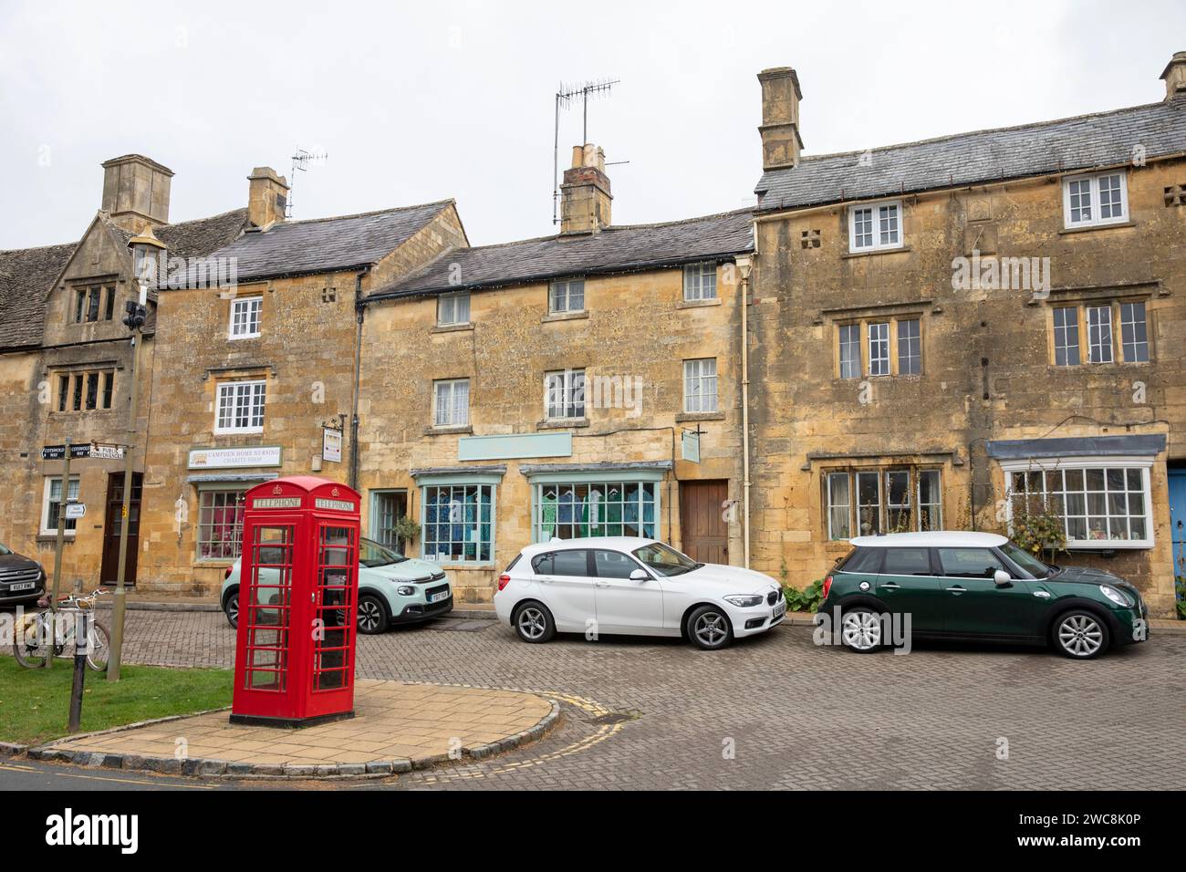 Chipping Campden High Street, cotswolds, Gloucestershire con tradizionale telefono inglese rosso,UK,2023 Foto Stock