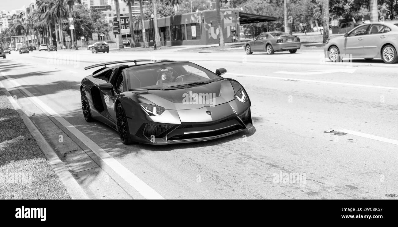 Miami Beach, Florida USA - 15 aprile 2021: Brown Lamborghini Aventador LP 750-4 SV, vista frontale Foto Stock