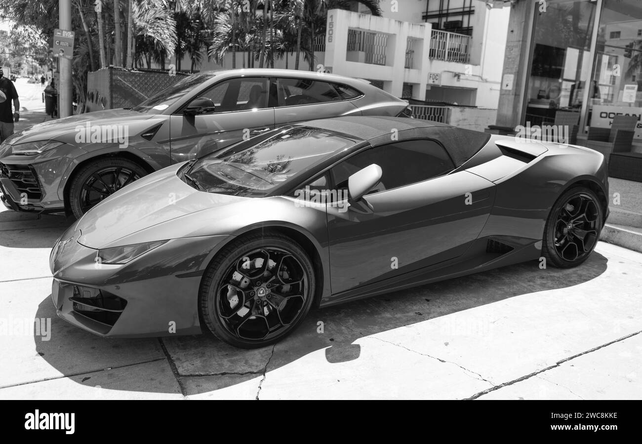 Los Angeles, California USA - 14 aprile 2021: Yellow Lamborghini Aventador parcheggiato a LOS ANGELES. vista laterale Foto Stock