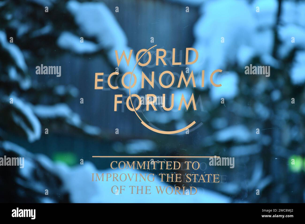 Davos. 14 gennaio 2024. Questa foto scattata il 14 gennaio 2024 mostra il logo del World Economic Forum (WEF) a Davos, in Svizzera. Sul tema "Rebuilding Trust", il 54° incontro annuale del WEF si terrà qui dal 15 al 19 gennaio. I temi principali del forum spaziano dal raggiungimento della sicurezza e della cooperazione in un mondo diviso, alla creazione di posti di lavoro e di crescita per una nuova era a una strategia a lungo termine per il clima, la natura e l'energia. Crediti: Lian Yi/Xinhua/Alamy Live News Foto Stock