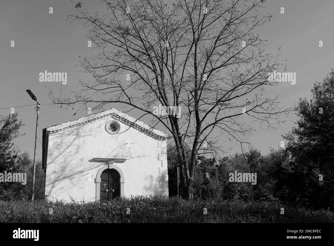 Piccola chiesa nell'uliveto del villaggio di Xanthates, Corfù, Grecia Foto Stock