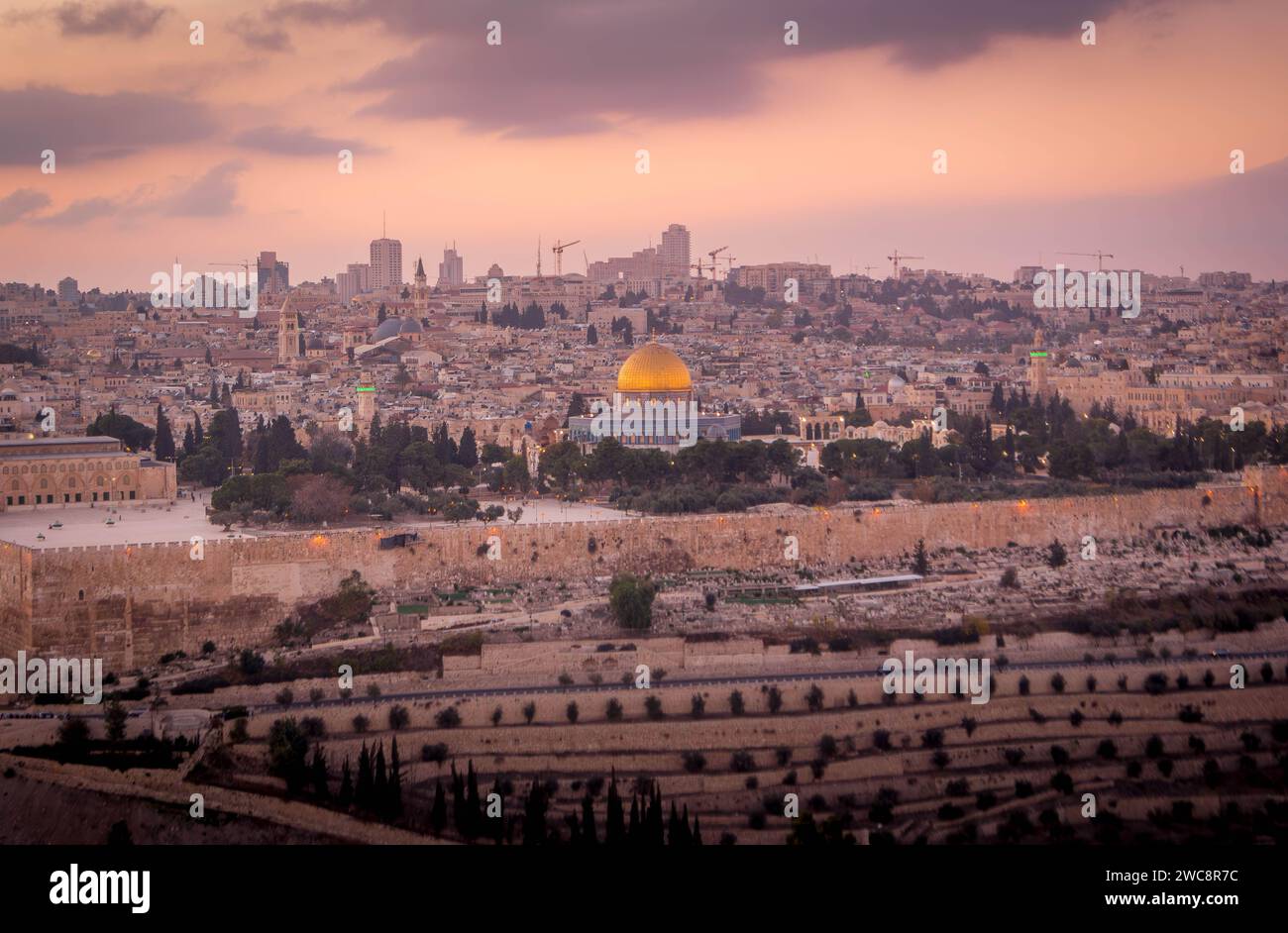 La vista panoramica sulla Cupola del tempio musulmano di roccia e la moschea di al-Aqsa, i santuari musulmani, sul Monte del Tempio nella città vecchia di Gerusalemme Foto Stock