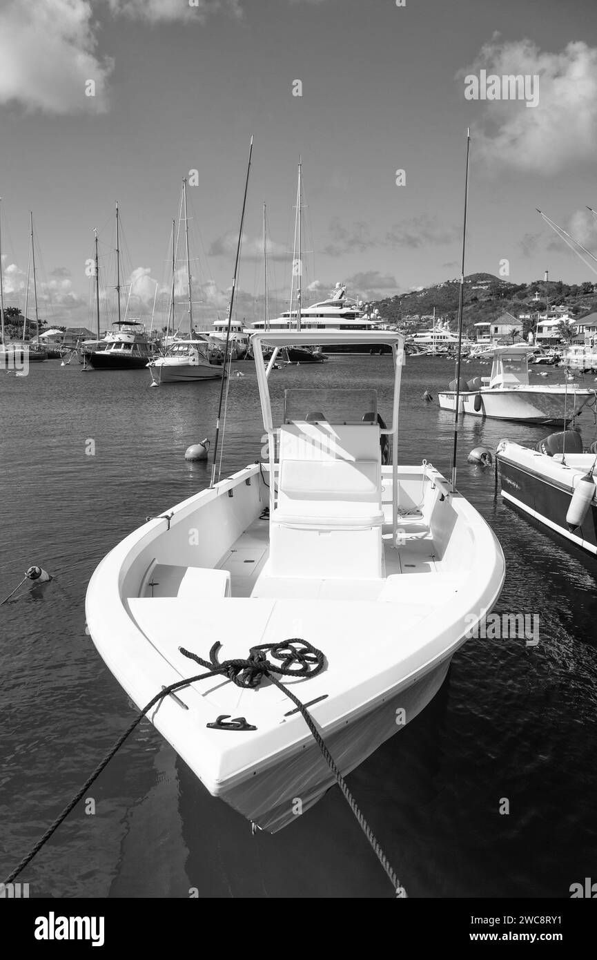 St Barts, Antille francesi - 25 gennaio 2016: Yacht attraccato nel porto estivo Foto Stock