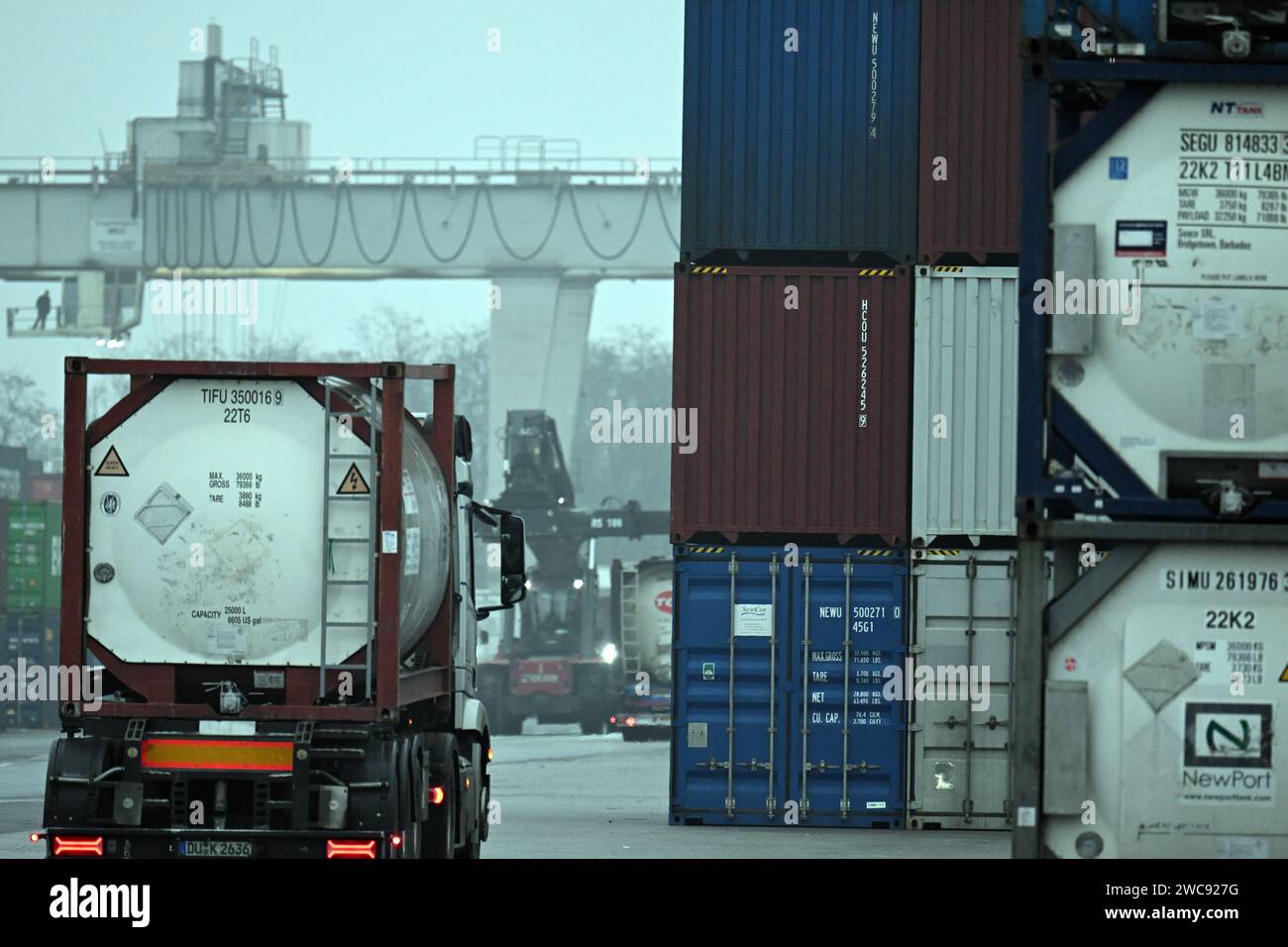 Duisburg, Germania. 12 gennaio 2024. I container vengono caricati nel porto. L'Ufficio federale di statistica annuncia il prodotto interno lordo per il 2023. Il prodotto interno lordo è una misura dei risultati economici di un'economia. Credito: Federico Gambarini/dpa/Alamy Live News Foto Stock