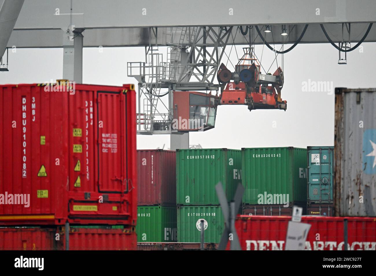 Duisburg, Germania. 12 gennaio 2024. I container vengono caricati nel porto. L'Ufficio federale di statistica annuncia il prodotto interno lordo per il 2023. Il prodotto interno lordo è una misura dei risultati economici di un'economia. Credito: Federico Gambarini/dpa/Alamy Live News Foto Stock