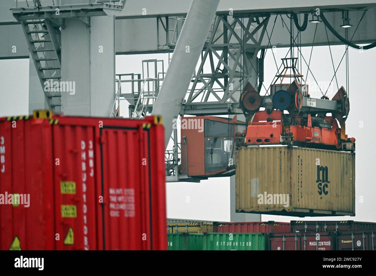 Duisburg, Germania. 12 gennaio 2024. I container vengono caricati nel porto. L'Ufficio federale di statistica annuncia il prodotto interno lordo per il 2023. Il prodotto interno lordo è una misura dei risultati economici di un'economia. Credito: Federico Gambarini/dpa/Alamy Live News Foto Stock