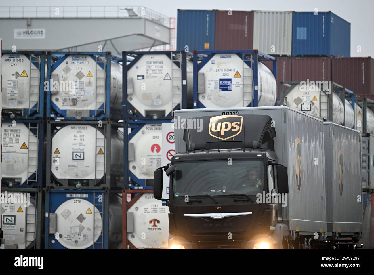 Duisburg, Germania. 12 gennaio 2024. I container vengono caricati nel porto. L'Ufficio federale di statistica annuncia il prodotto interno lordo per il 2023. Il prodotto interno lordo è una misura dei risultati economici di un'economia. Credito: Federico Gambarini/dpa/Alamy Live News Foto Stock