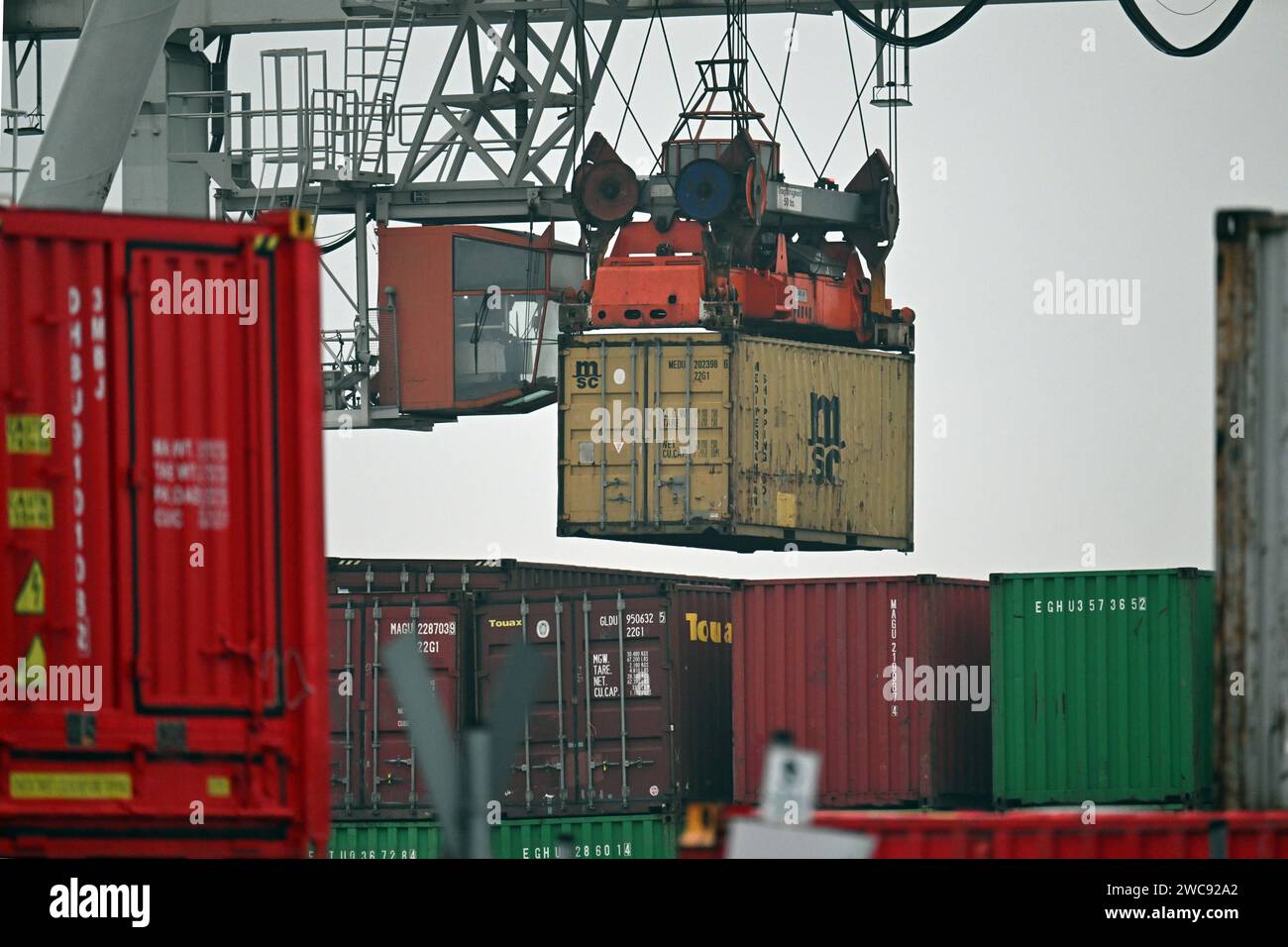 Duisburg, Germania. 12 gennaio 2024. I container vengono caricati nel porto. L'Ufficio federale di statistica annuncia il prodotto interno lordo per il 2023. Il prodotto interno lordo è una misura dei risultati economici di un'economia. Credito: Federico Gambarini/dpa/Alamy Live News Foto Stock