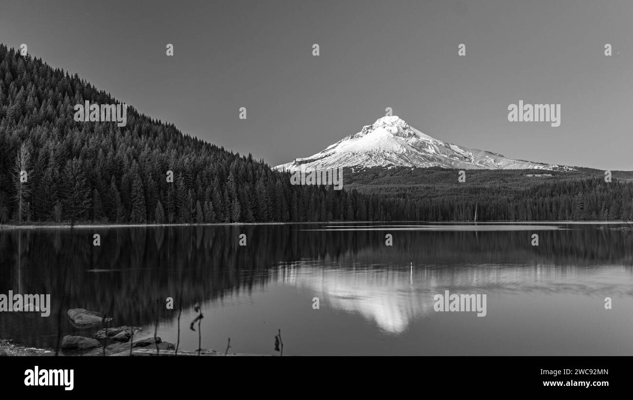 Vista innevata del monte Hood dal lago Trillium, Oregon, USA Foto Stock