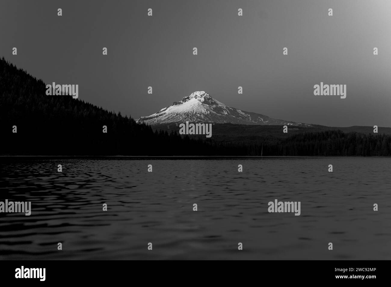Vista minimalista del Monte Hood vista dal lago Trillium, Oregon Foto Stock