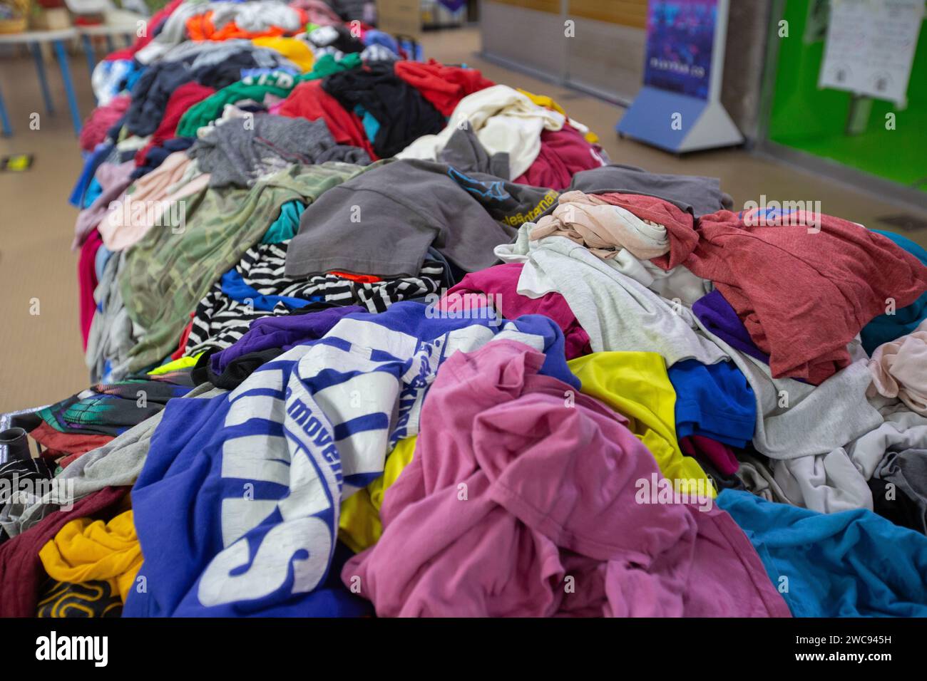 Fai un salto nel mazzo di abbigliamento per trovare un pezzo di vecchi abiti usati che si adattano al loro stile e personalità a un prezzo conveniente. Foto Stock