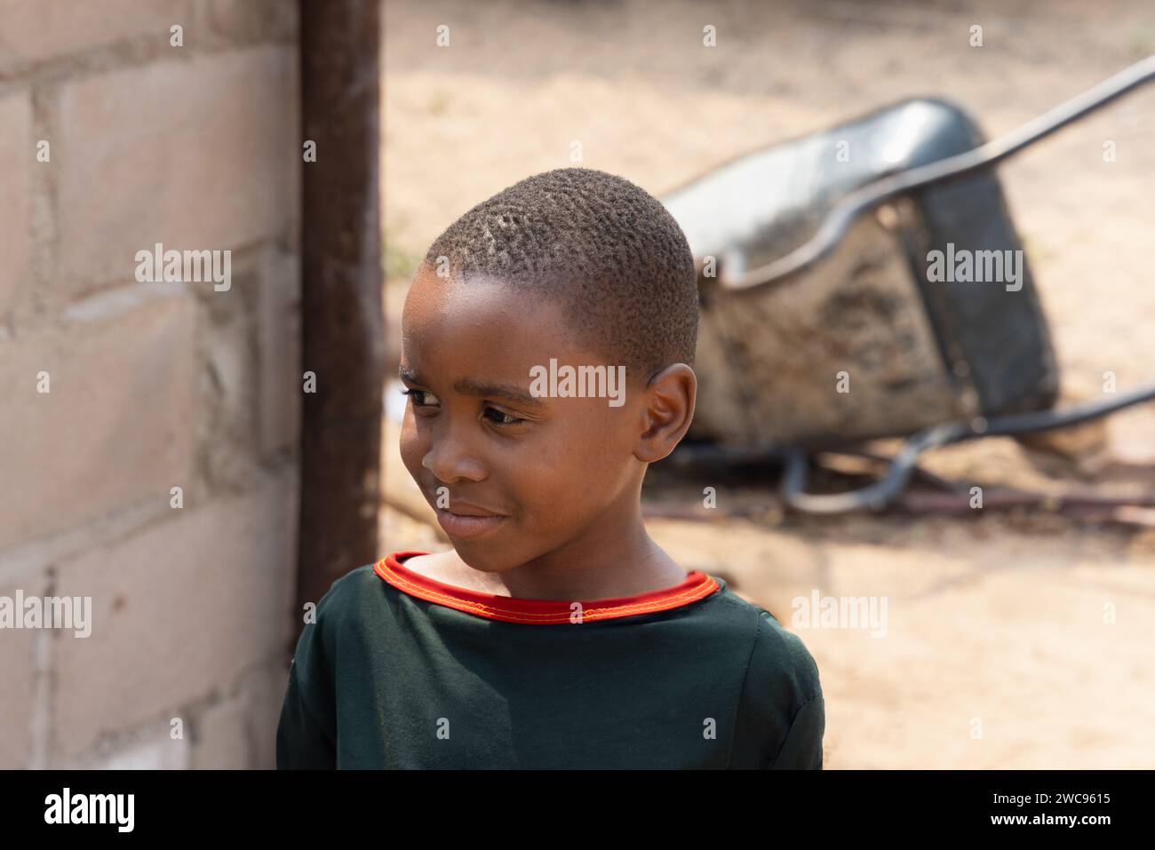 Ritratto di un bambino africano in piedi nel cortile, villaggio in Botswana Foto Stock
