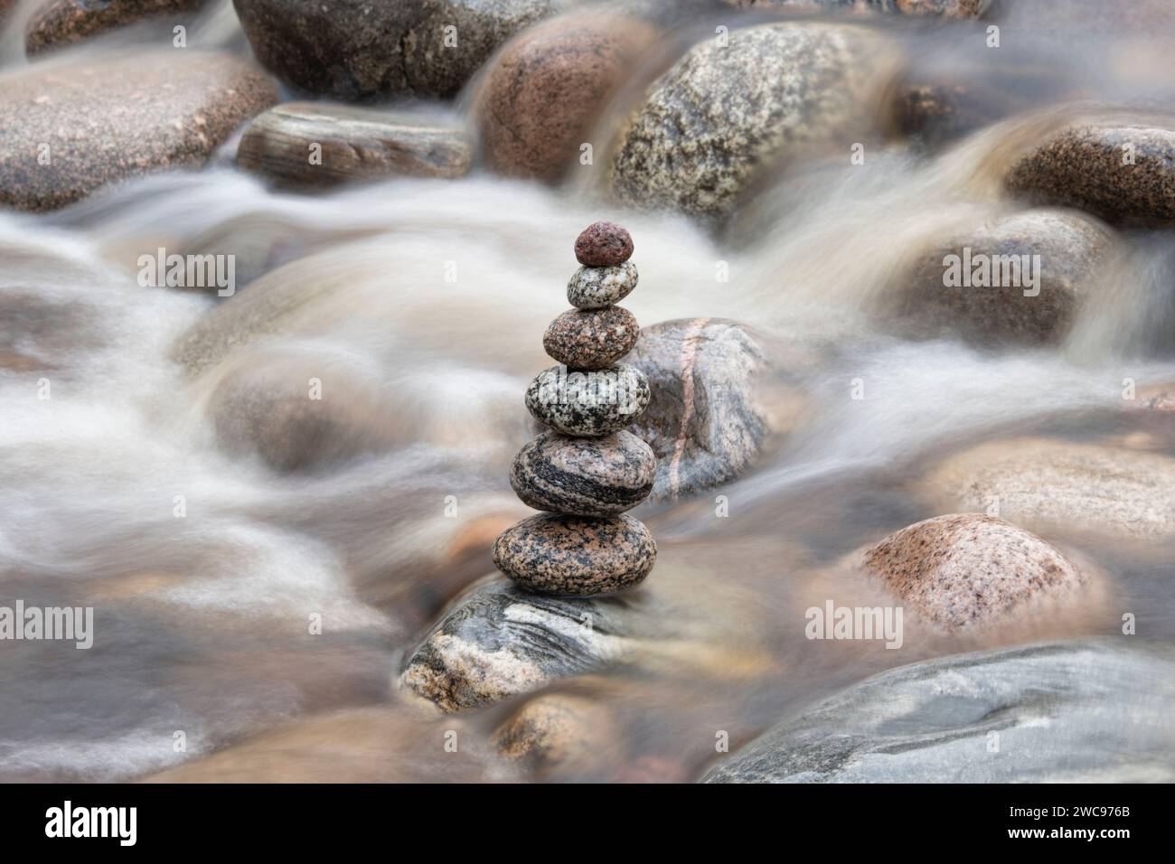 Pietre bilanciate impilate nel fiume Findhorn in inverno. Morayshire, Scozia Foto Stock