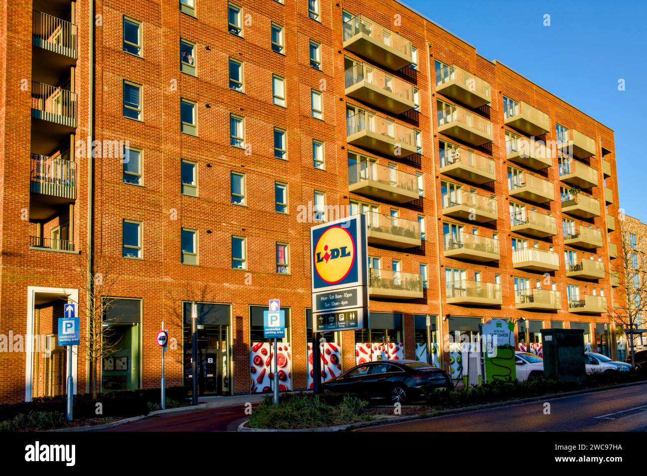 South Oxhey Central Housing Development sul sito di The Old Shops, South Oxhey, Hertfordshire, Inghilterra, Regno Unito Foto Stock