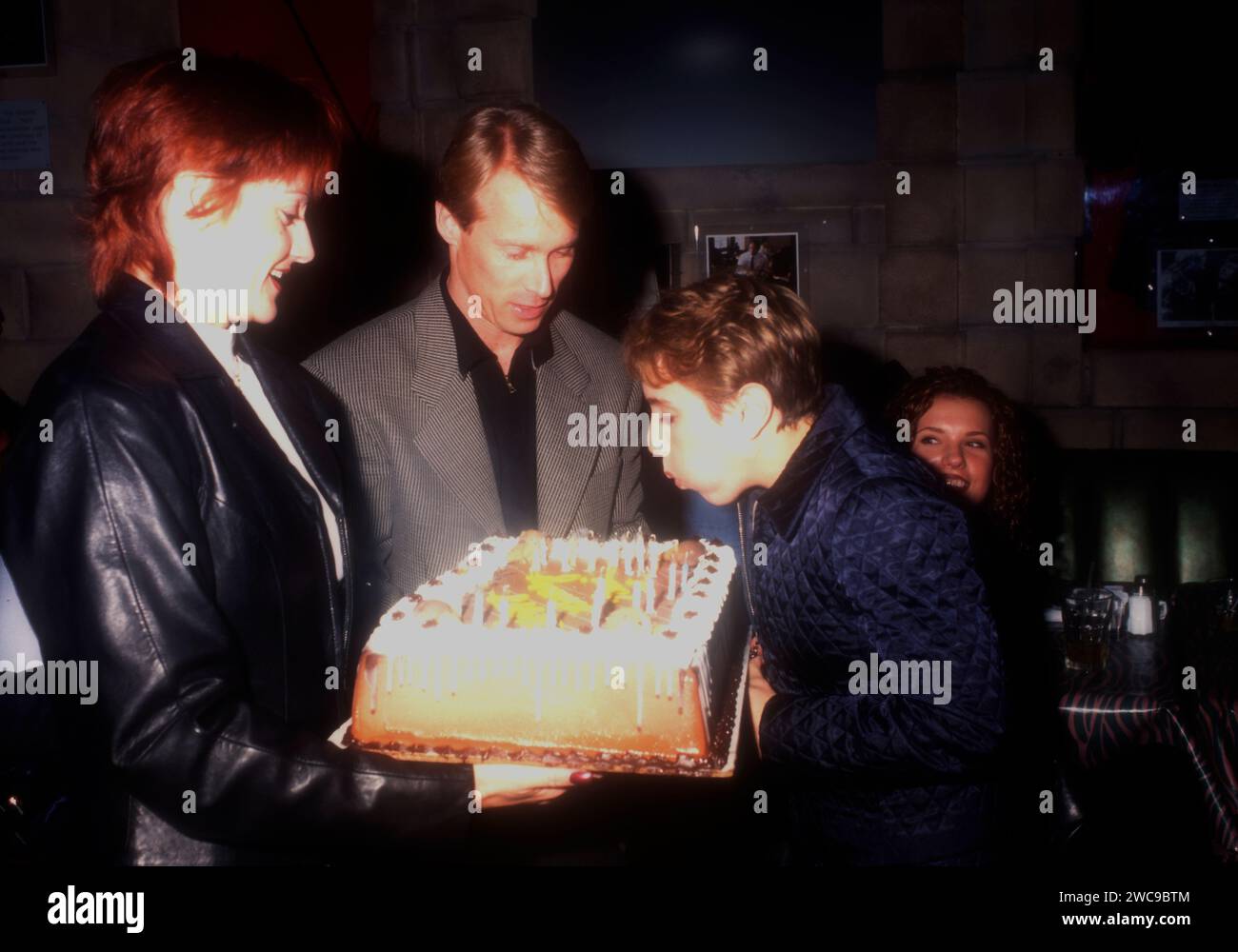 Beverly Hills, California, USA 19 novembre 1996 (L-R) Gymnast Nadia Comaneci, Gymnast Bart Conner e Gymnast Kerri Strug partecipano all'evento Kerri Strug Book Signing Event e Birthday Party il 19 novembre 1996 al Planet Hollywood Beverly Hills di Beverly Hills, California, USA. Foto di Barry King/Alamy Stock Photo Foto Stock