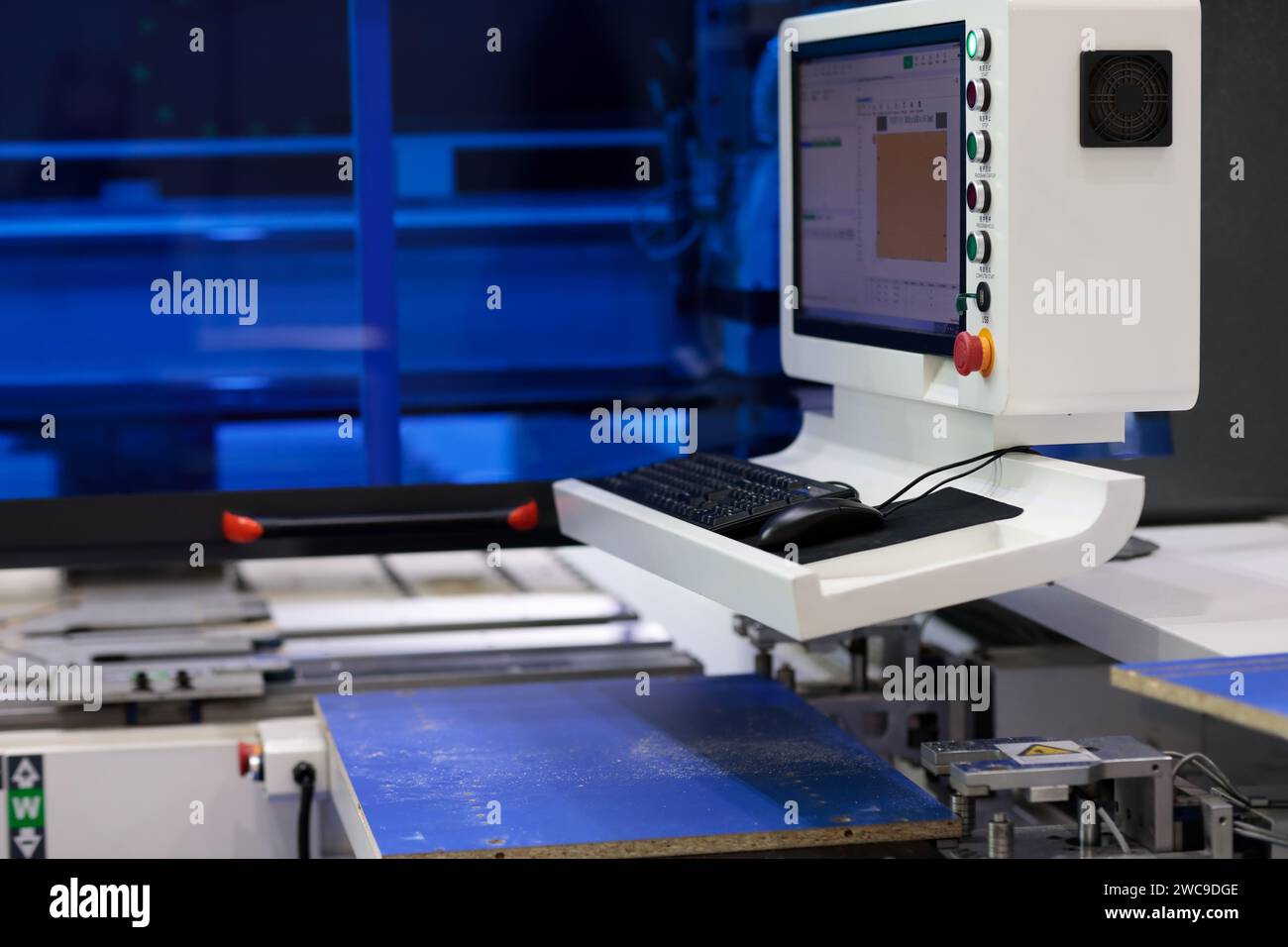 Console operatore di macchine industriali CAD/CAM (computer-Aided Design e computer-Aided Manufacturing) presso la fabbrica di mobili. Messa a fuoco selettiva. Foto Stock