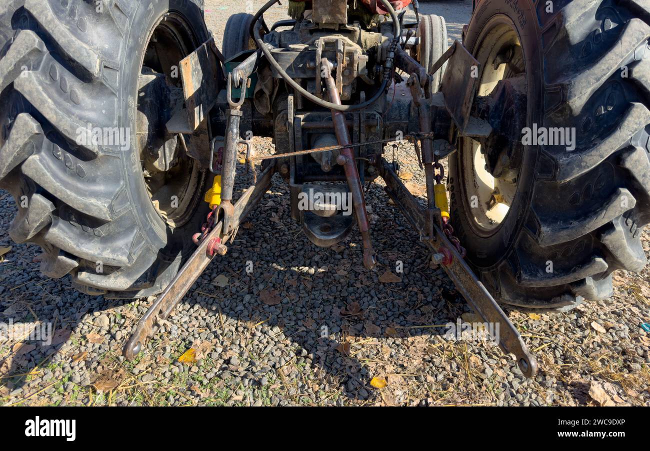 Presa di forza o albero PDF su un vecchio trattore agricolo Foto Stock