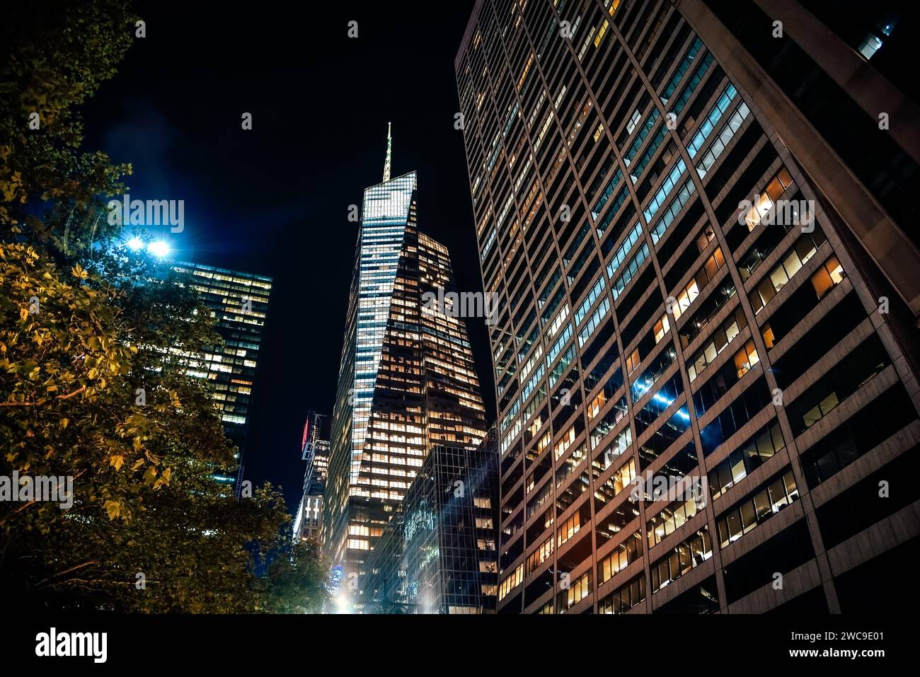 Vista notturna della Torre della Bank of America e del Grace Building dalla 42a strada - Manhattan, New York City Foto Stock