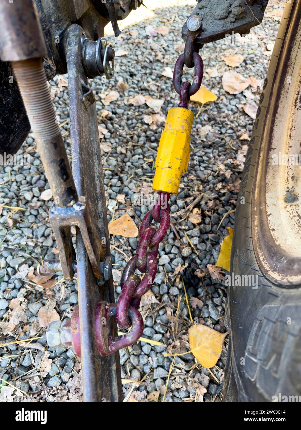 Controllare lo stabilizzatore della catena del trattore per primo piano Foto Stock