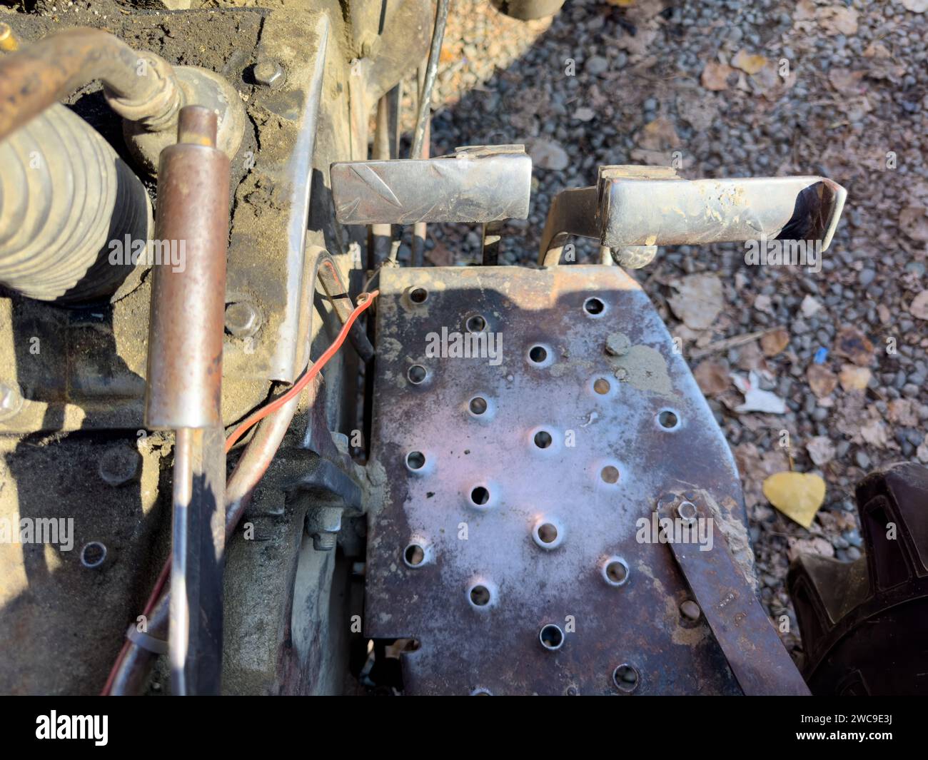 Avvicinamento dei pedali dei freni in metallo del trattore e del freno a mano Foto Stock