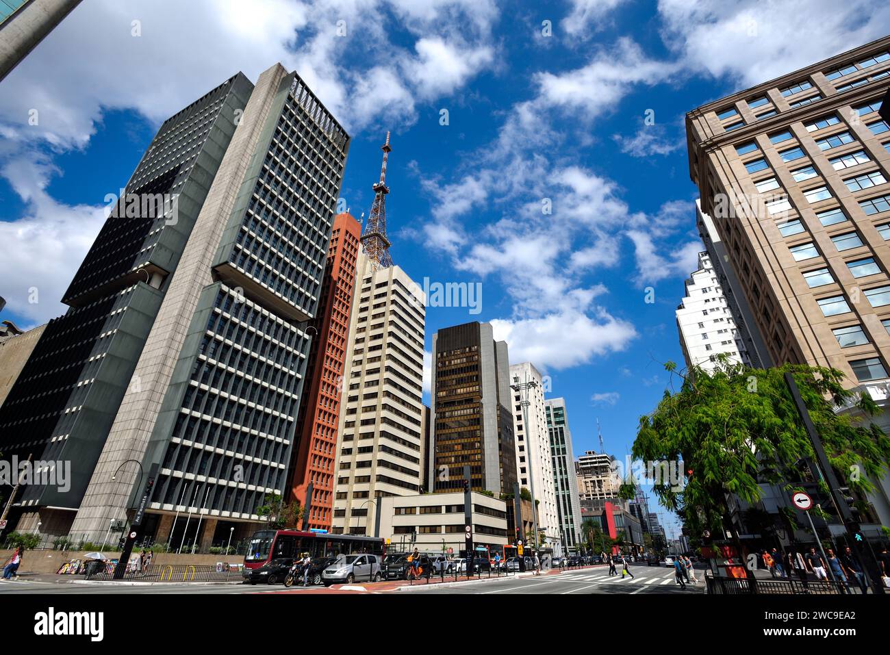 La Stretch of Paulista Avenue tra i quartieri di Consolação e Bela Vista in una giornata di sole - São Paolo, Brasile Foto Stock