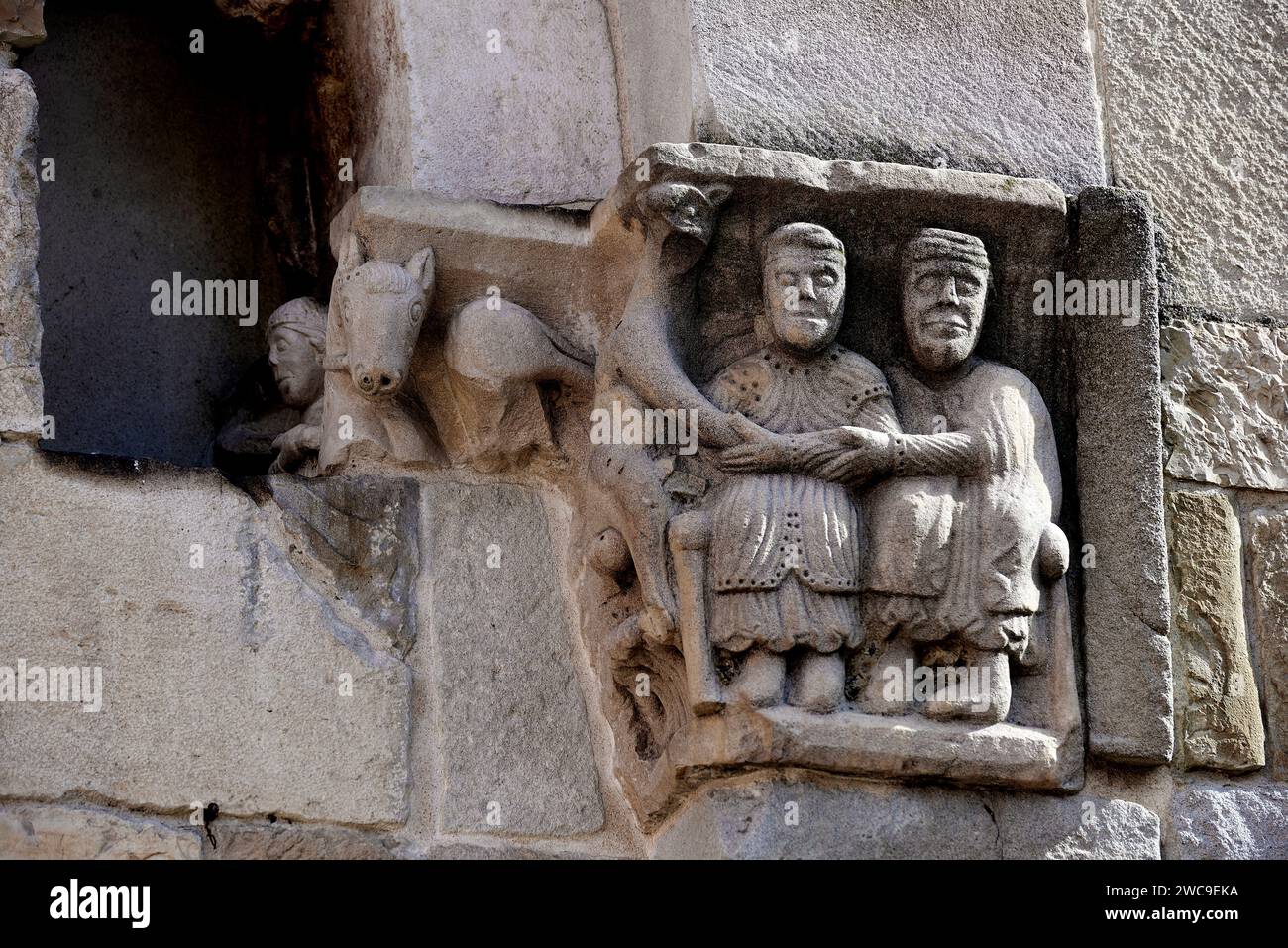 Due coniugi si tengono l'altro le mani mentre la donna tiene la mano ad un diavolo - capitello al lato del portale - XIII secolo - Fornovo (Pr) Foto Stock