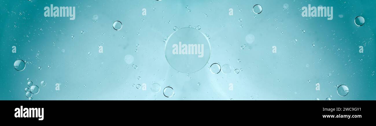Olio e acqua, bolle blu trasparenti, tamponi di sapone con sfondo blu acqua. Spazio per la copia Foto Stock